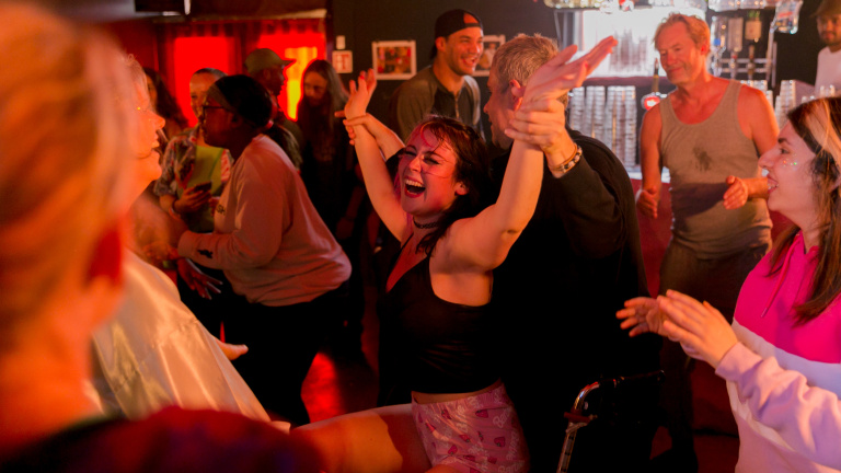 Club INC, ARK/Connor Schumacher en Theater Babel, groep mensen