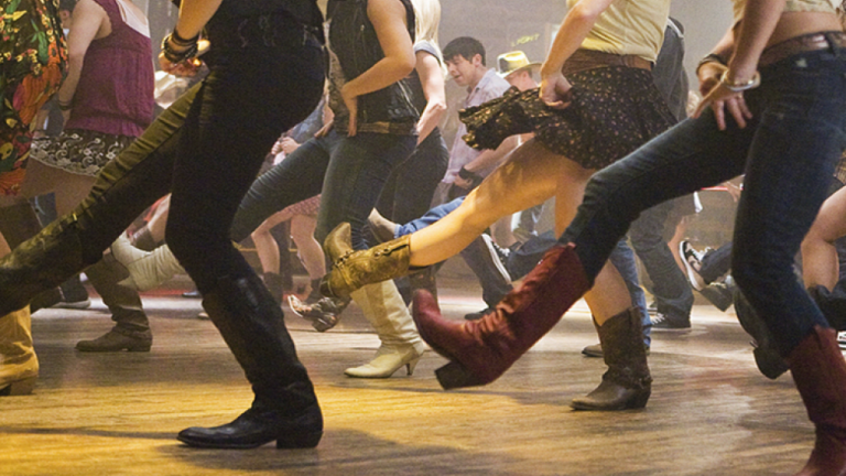 Dansen met…, Maastrichtse Country Dancers & Line Dancers Lanaken, groep mensen in cowboy laarzen